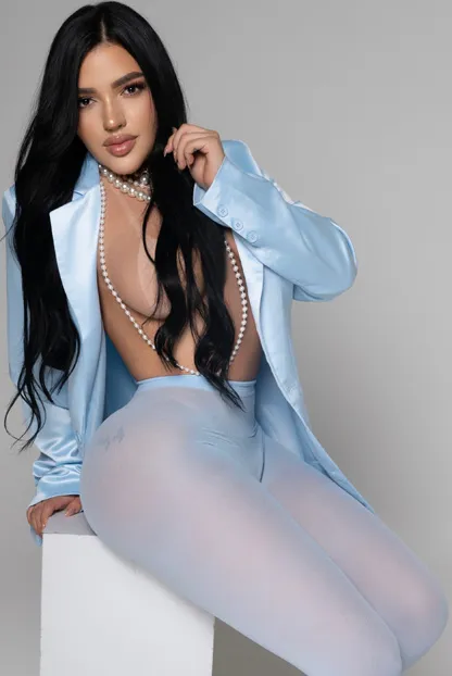 images/lb/lb-cover-sofia-queen-INT38.webp