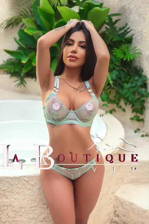 images/lb/lb-gallery-aria-teen-A2.webp