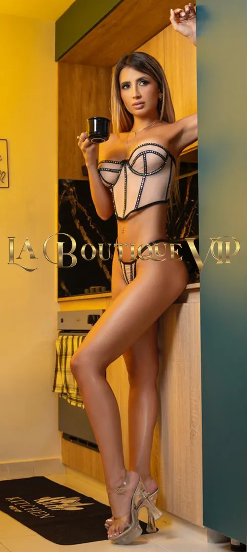 images/lb/lb-gallery-cloe-cherry-A3.webp